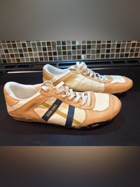 Diesel Men’s Cream & Tan Low-Top Sneakers with Navy & Yellow Stripes